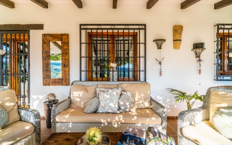 Chill out area seats 4 people very comfortably